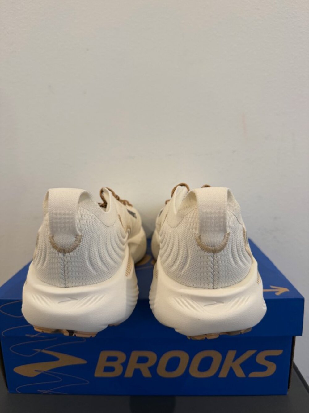 Brooks Adrenaline GTS 25 Women's Size 6 Running Shoes Coconut Tofu Creme New - Picture 5 of 6